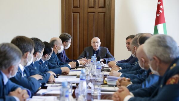 Cовещании Премьер-министра Александра Анкваба с руководством министерства по налогам и сборам республики - Sputnik Абхазия
