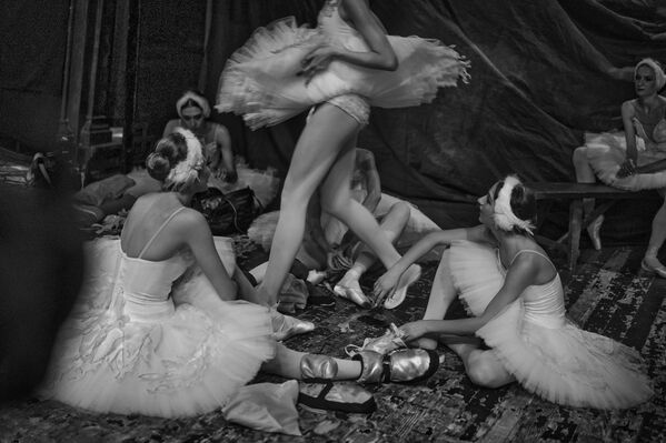 Один из снимков фотопроекта Behind The Ballet фотографа Алексея Цилера, победившего в номинации Фотопроект фотоконкурса РГО Самая красивая страна - Sputnik Абхазия