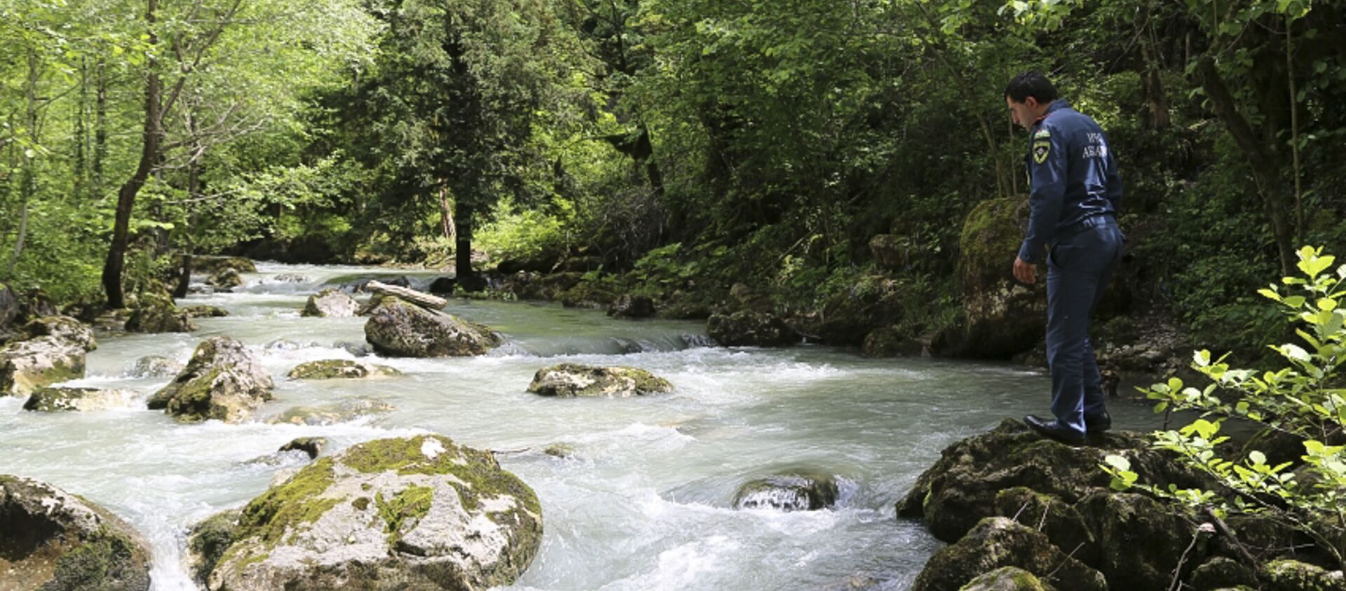 МЧС продолжают поиски упавшей в реку туристки   - Sputnik Абхазия, 1920, 08.06.2021