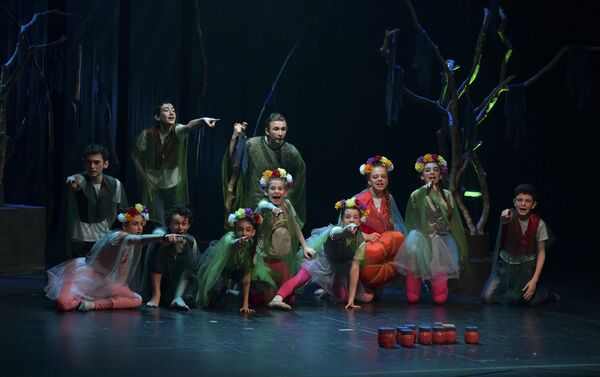 Премьера спектакля детской группы русдрама Лесной переполох  - Sputnik Абхазия