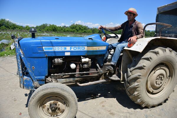 Трактор – незаменимый помощник в работе - Sputnik Абхазия