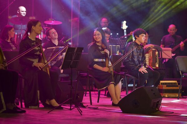 Оркестр имени Хунцария был создан в 2016 году. В большинстве он состоит из молодых людей, которые играют на народных инструментах. - Sputnik Абхазия