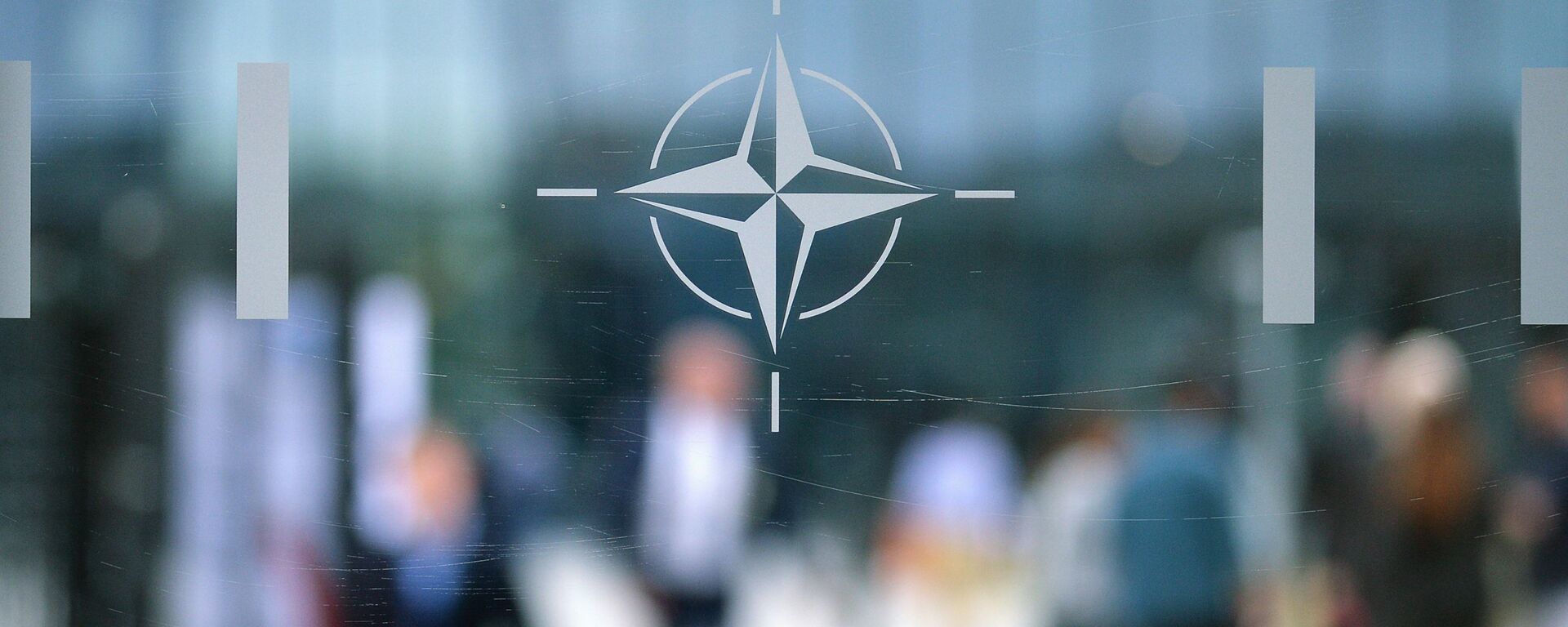 Эмблема Организации Североатлантического договора (НАТО) в Брюсселе.   - Sputnik Абхазия, 1920, 15.08.2021