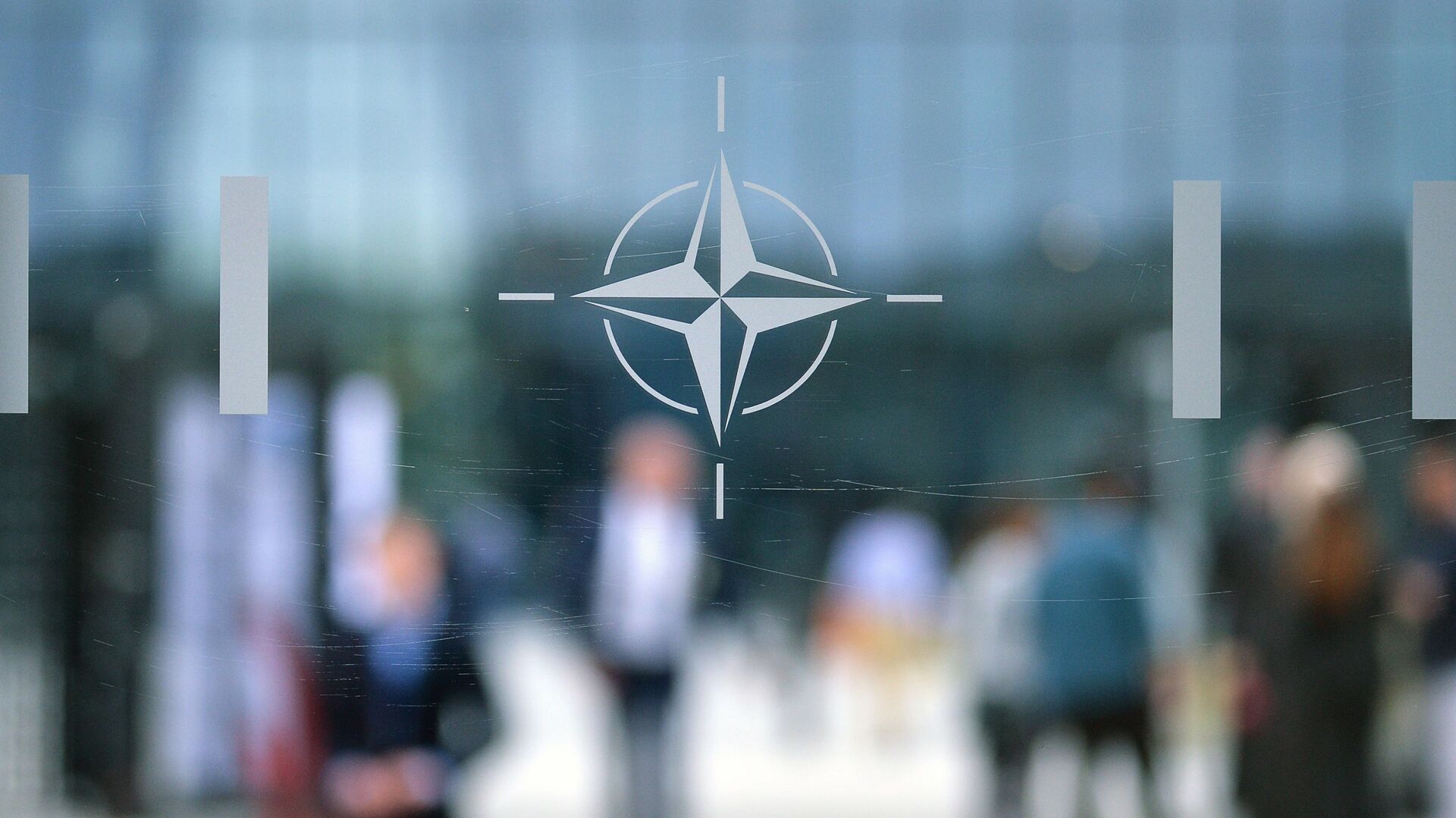 Эмблема Организации Североатлантического договора (НАТО) в Брюсселе.   - Sputnik Абхазия, 1920, 21.12.2021