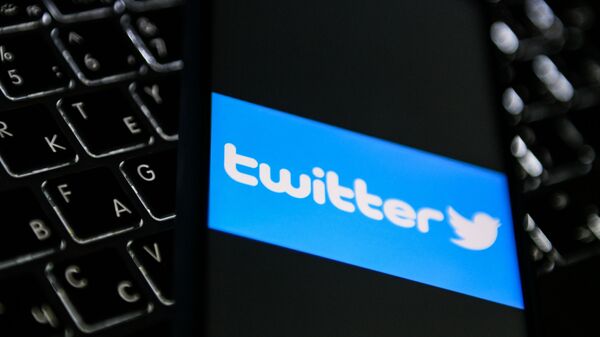 Логотип социальной сети Twitter на экране мобильного телефона. - Sputnik Абхазия