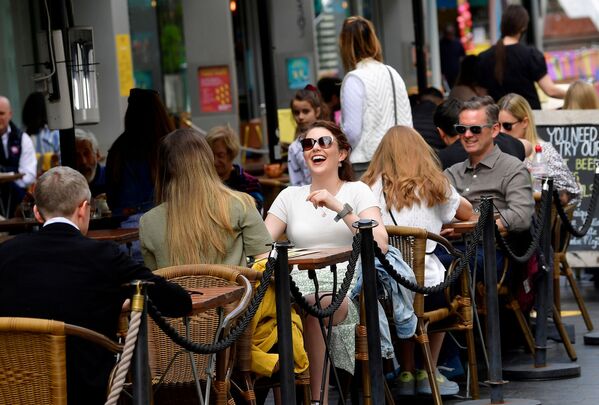 Посетители кафе на улице South Bank в Лондоне, Великобритания - Sputnik Абхазия