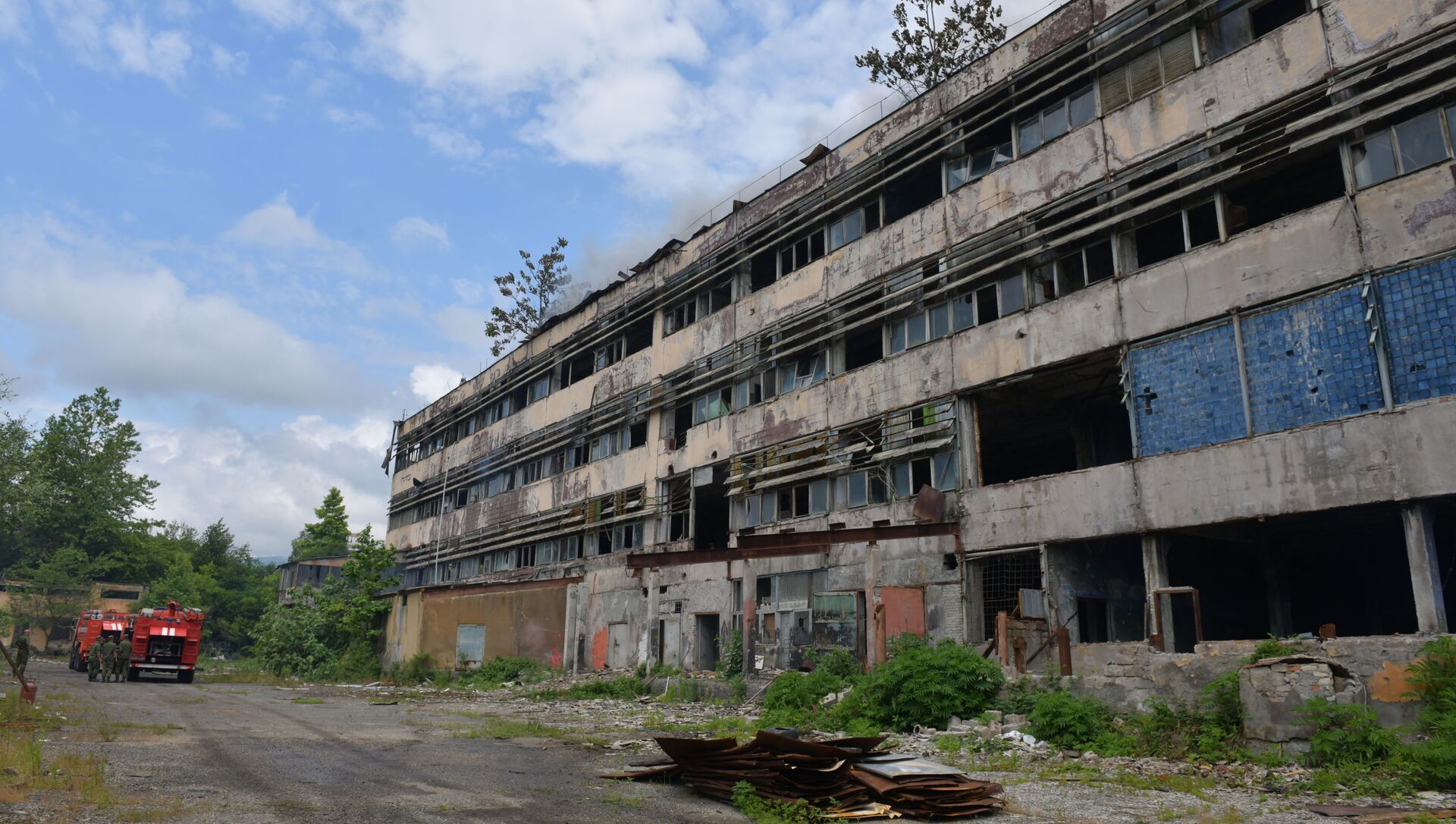 В Сухуме загорелось здание бывшей кондитерской фабрики - Sputnik Аҧсны, 1920, 13.06.2021