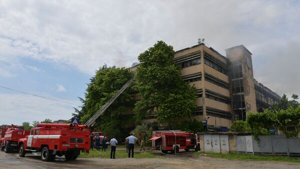 В Сухуме загорелось здание бывшей кондитерской фабрики - Sputnik Абхазия
