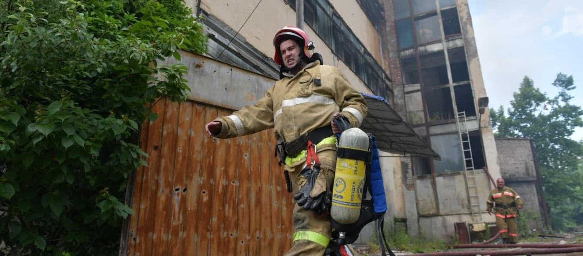 Не «сладкая» судьба: как тушили пожар на бывшей кондитерской фабрике в Сухуме - Sputnik Абхазия, 1920, 13.06.2021