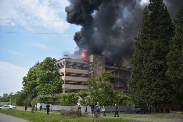 В Сухуме загорелось здание бывшей кондитерской фабрики. - Sputnik Абхазия