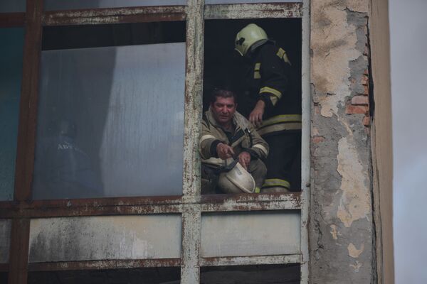 Пожарные тушили пламя внутри здания и снаружи – с восточной и западной сторон. - Sputnik Абхазия