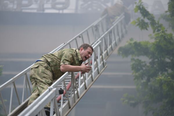 До самого верхнего пятого этажа здания пожарные поднялись по специальной лестнице. - Sputnik Абхазия
