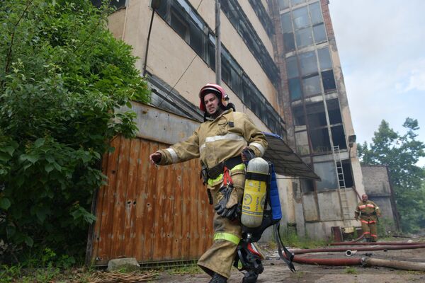 Потушить пожар спасателям МЧС удалось к 15:00.  - Sputnik Абхазия