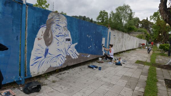 Нанесения рисунков на стену напротив Сухумской горской школы №10 - Sputnik Абхазия