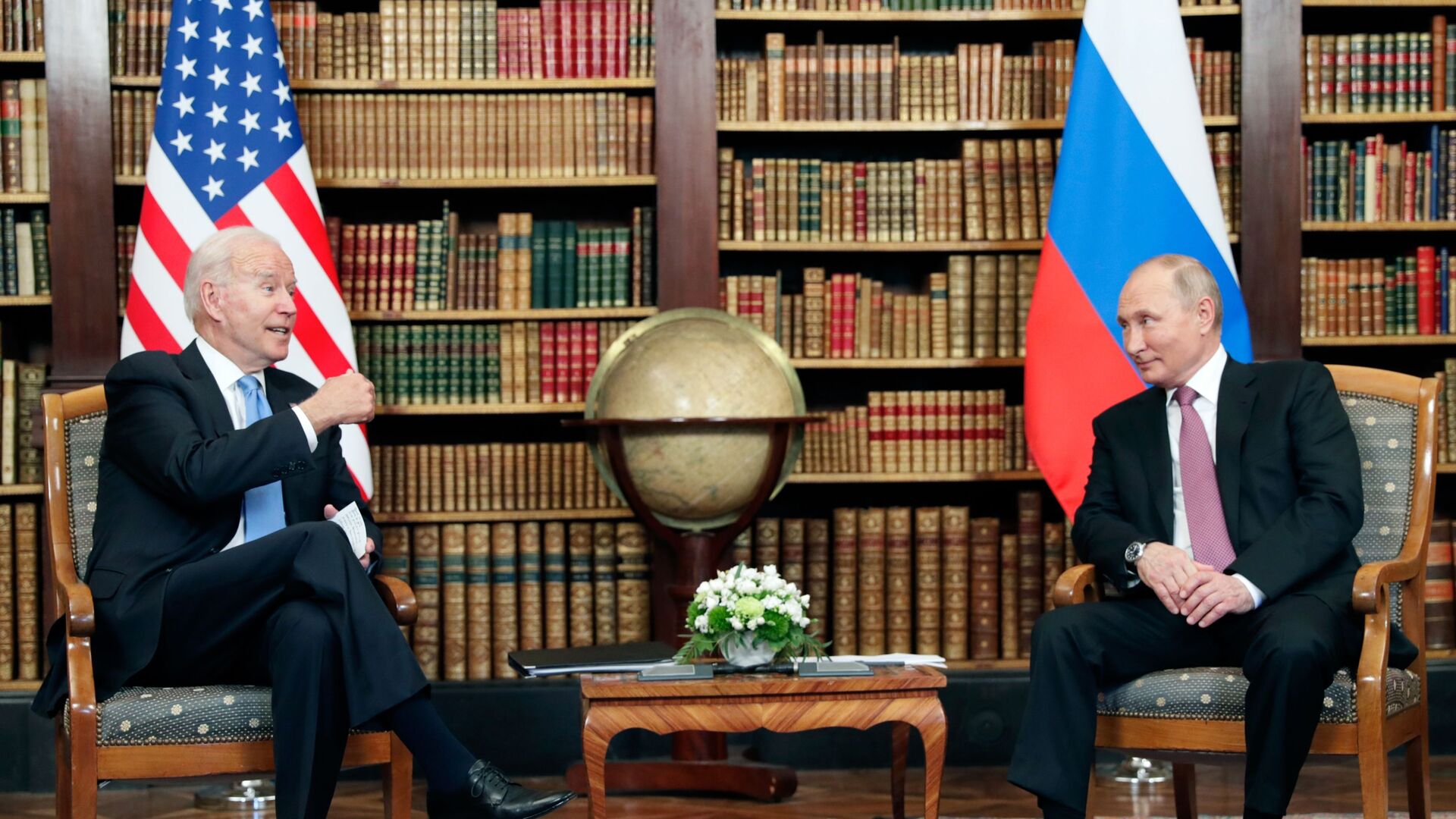 Встреча президентов России и США В. Путина и Дж. Байдена в Женеве - Sputnik Абхазия, 1920, 04.12.2021