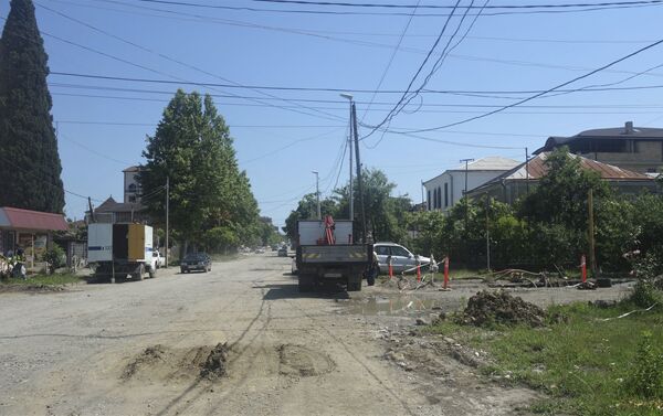 Подключение к новым водопроводным трубам проводят в Сухуме 					 - Sputnik Абхазия