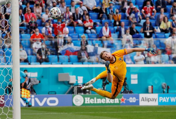 Вратарь сборной Финляндии пропускает гол в свои ворота в матче со сборной России на Евро-2020. - Sputnik Абхазия