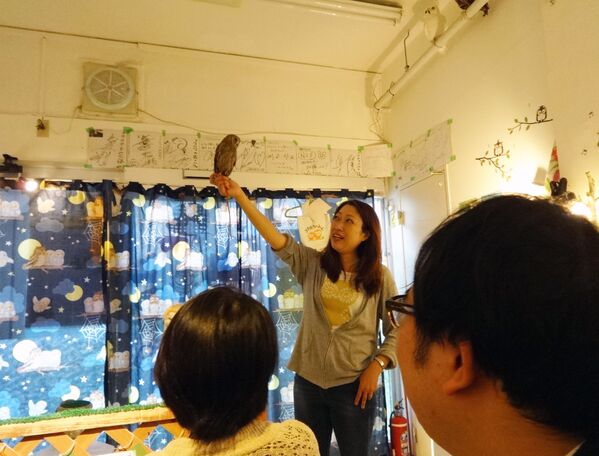 Сотрудник кафе Shop of Owls с совой в Токио  - Sputnik Абхазия