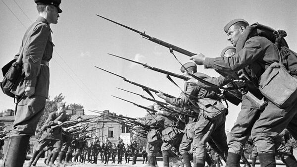 Великая Отечественная война 1941-1945 гг. Обучение бойцов перед отправкой на фронт. Казармы Н-ского полка им. Ворошилова. Москва, август 1941 год. - Sputnik Абхазия