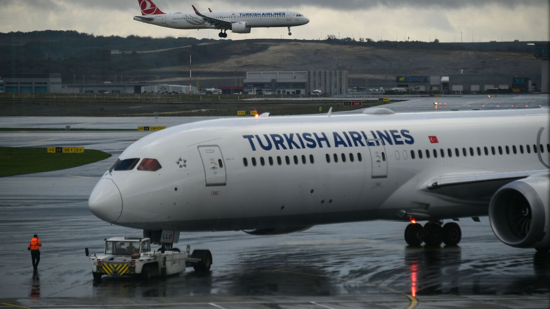 Самолеты авиакомпании Turkish Airlines в Международном аэропорту Стамбул - новый аэропорт в Стамбуле, самый крупный в Турции. - Sputnik Аҧсны, 1920, 25.01.2022