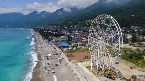 На набережной Гагры запустили колесо обозрения высотой 55 метров. - Sputnik Абхазия