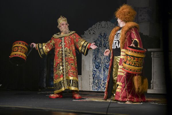 Яркие красочные костюмы и  звонкие басистые голоса раскрасили вечер жителей и гостей столицы. - Sputnik Абхазия