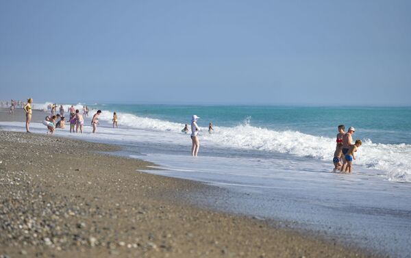 Туристы на пляже в Алахадзы  - Sputnik Абхазия