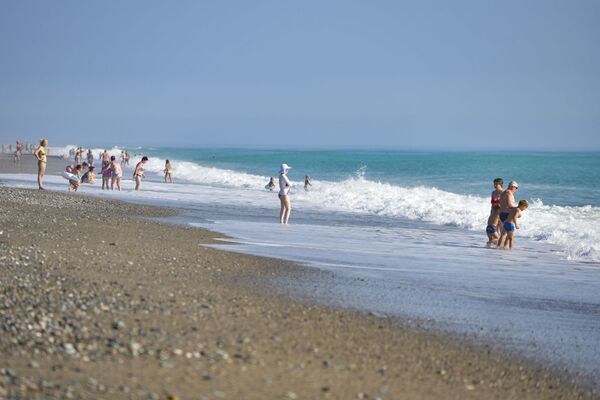 Туристы на пляже в Алахадзы  - Sputnik Абхазия