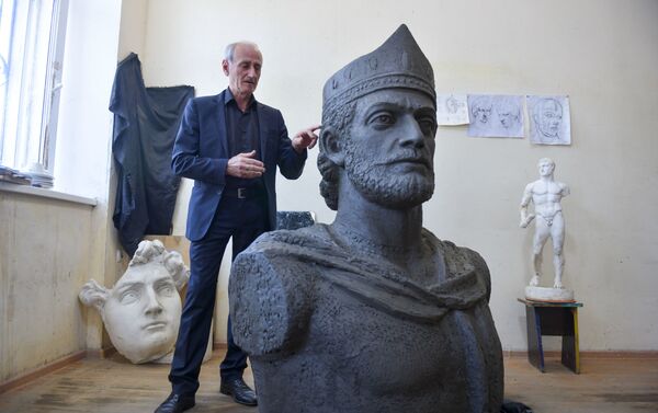 Амиран Адлейба и его скульптура царя Леона - Sputnik Абхазия