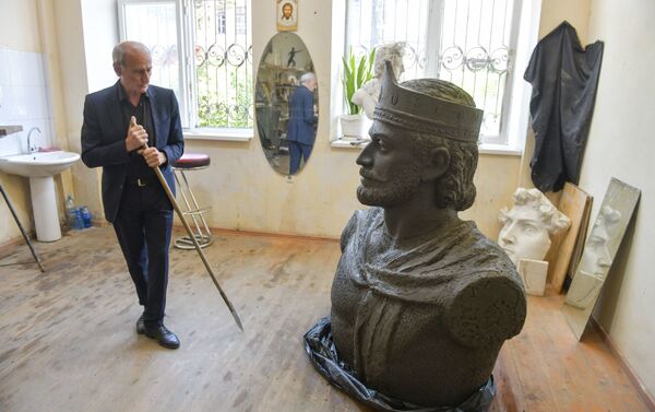 Амиран Адлейба и его скульптура царя Леона - Sputnik Абхазия