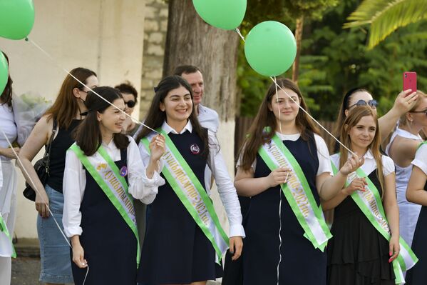 Это лето для выпускниц станет последним без сессий, зачетов и экзаменов. Их ждет не менее интересная студенческая жизнь. - Sputnik Абхазия
