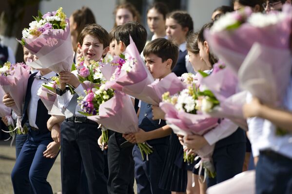 Первоклашки попрощались с букварем и подарили цветы выпускникам, у которых впереди студенческая жизнь. - Sputnik Абхазия