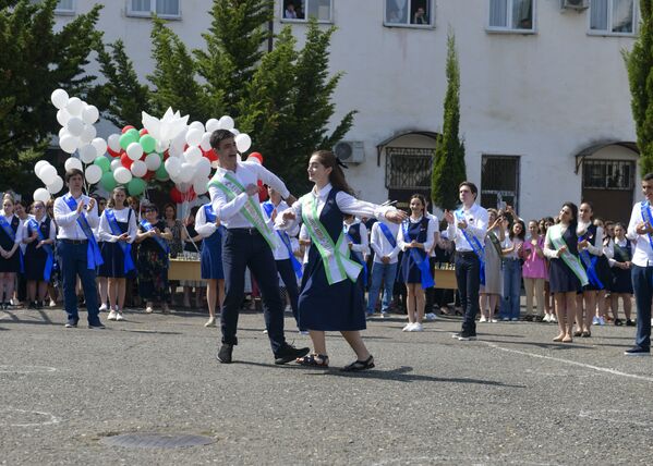 На прощание выпускники подготовили для учителей и родителей танцевальный номер. - Sputnik Абхазия