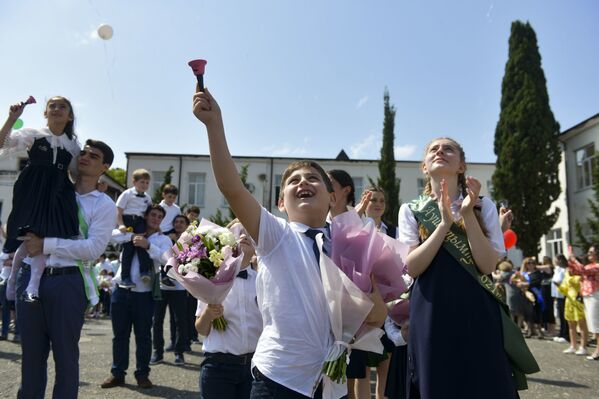 В небо выпустили десятки разноцветных шаров, в школе царила праздничная атмосфера. - Sputnik Абхазия