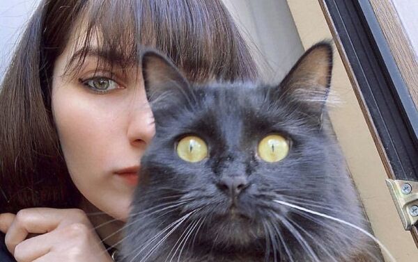 Дочь Алексея Ломия Анана с любимицей всей семьи кошкой Черная пантера  - Sputnik Абхазия