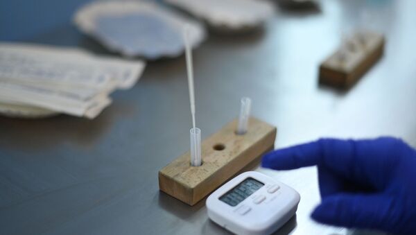 Сотрудник обрабатывает образец, взятый из экспресс-теста Corona в испытательном центре DRK - Sputnik Аҧсны