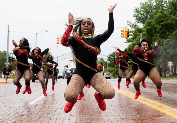 Танцевальный капитан Шайр'Мэй Харрис возглавляет участников из For The Love of Dance Studio во время парада, штат Мичиган, США - Sputnik Абхазия