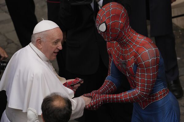 Папа Франциск встречает Человека-паука во дворе Сан-Дамасо в Ватикане - Sputnik Абхазия