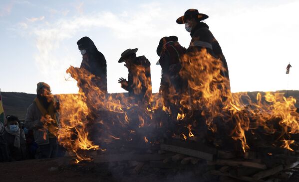 Религиозные лидеры коренных народов аймара завершают новогодний ритуал в древнем городе Тиуанако, Боливия - Sputnik Абхазия
