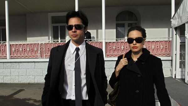 Голливудские звезды Анджелина Джоли и Брэд Питт покидают отель Belvedere в Давосе 26 января 2006 года. Посол доброй воли ООН Анджелина Джоли находится в Давосе на Всемирном экономическом форуме - Sputnik Абхазия