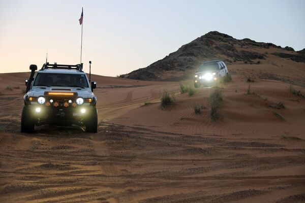 Машины в пустыне у Шарджи, ОАЭ  - Sputnik Абхазия