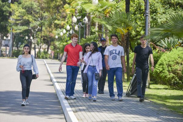 Школьники и студенты ликуют- для них учебный год подошел к концу и они могут гулять без угрызений совести - Sputnik Абхазия