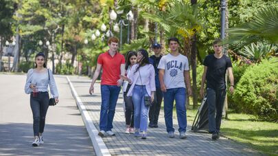 Молодежь на набережной Сухума