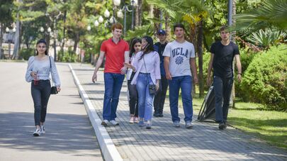 Молодежь на набережной Сухума