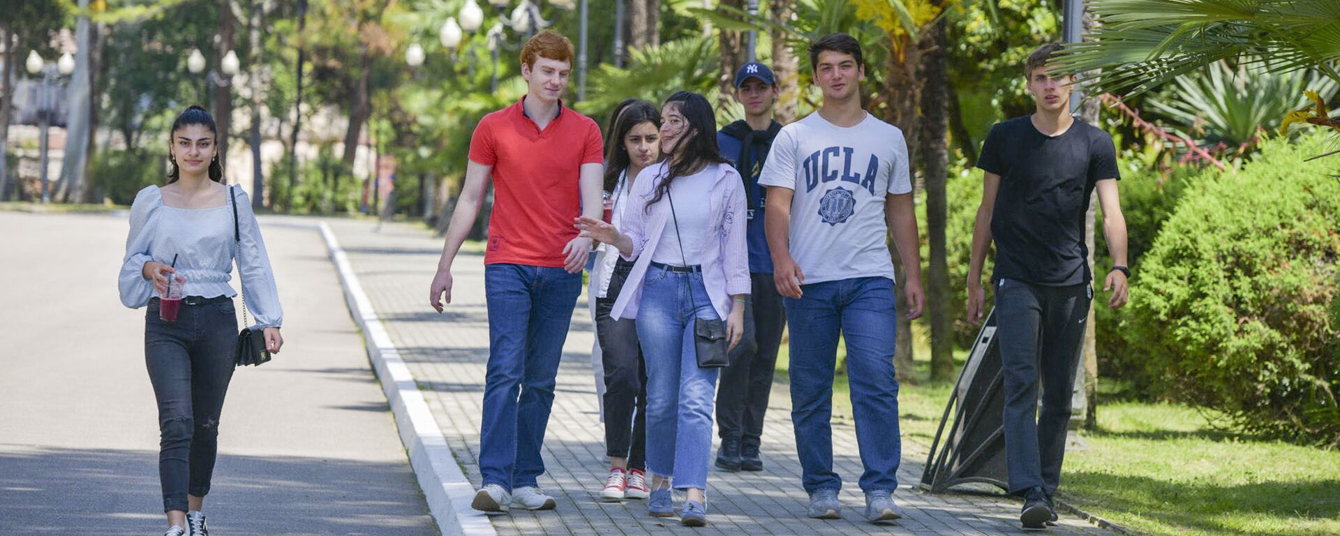 Молодежь на набережной Сухума - Sputnik Аҧсны, 1920, 27.06.2021