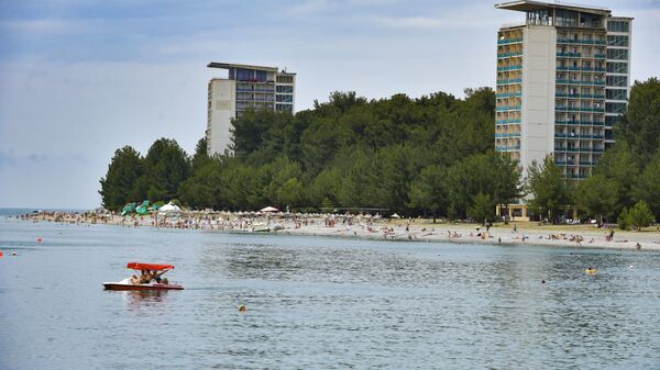 Курортный сезон. Отдыхающие на пляжах Абхазии.  - Sputnik Аҧсны