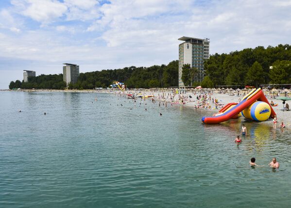 Пляж «Курорта Пицунда» за три дня до конца июня 2021 года.  - Sputnik Абхазия