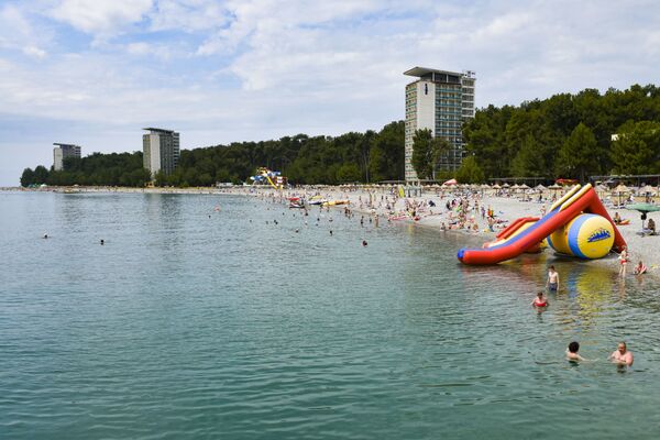 Курортный сезон. Отдыхающие на пляжах Абхазии.  - Sputnik Абхазия