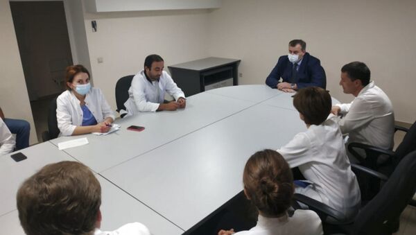 Министр здравоохранения Эдуард Бутаба встретился с коллективом Национального онкологического диспансера - Sputnik Абхазия