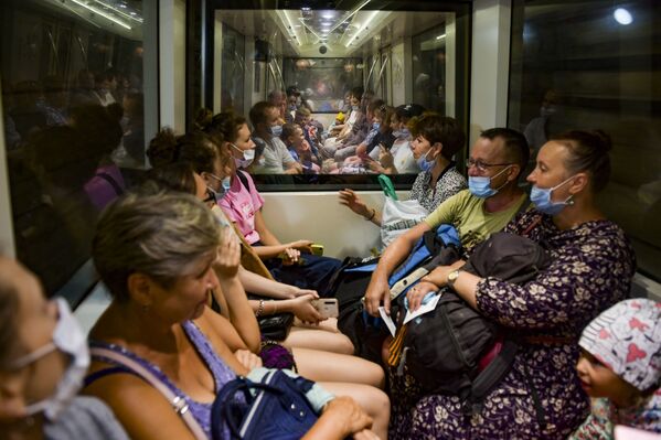Туристы отправляются вглубь подземелья на &quot;пещерном метро&quot;.  - Sputnik Абхазия